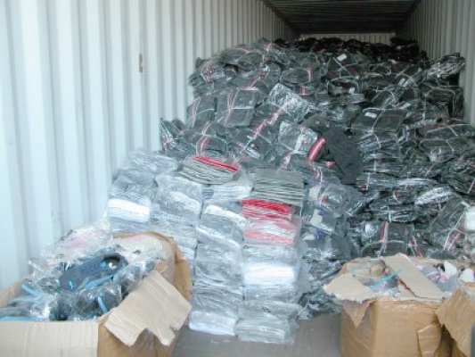 Treninguri contrafăcute, confiscate în Portul Constanţa
